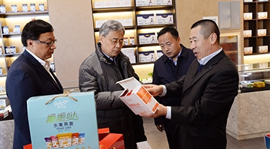 中國(guó)人民銀行黨委書(shū)記、中國(guó)銀保監(jiān)會(huì)主席郭樹(shù)清蒞臨公司調(diào)研產(chǎn)業(yè)化扶貧工作